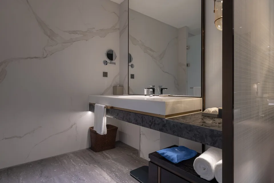 Guest room bath at the Wyndham Quzhou Kecheng in Quzhou, Other than US/Canada