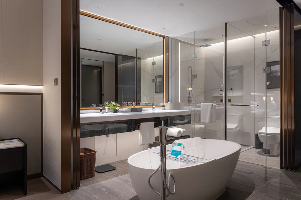 Guest room bath at the Wyndham Quzhou Kecheng in Quzhou, Other than US/Canada