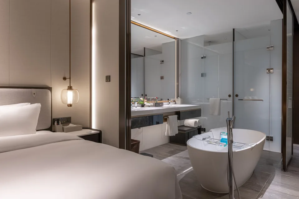 Guest room bath at the Wyndham Quzhou Kecheng in Quzhou, Other than US/Canada